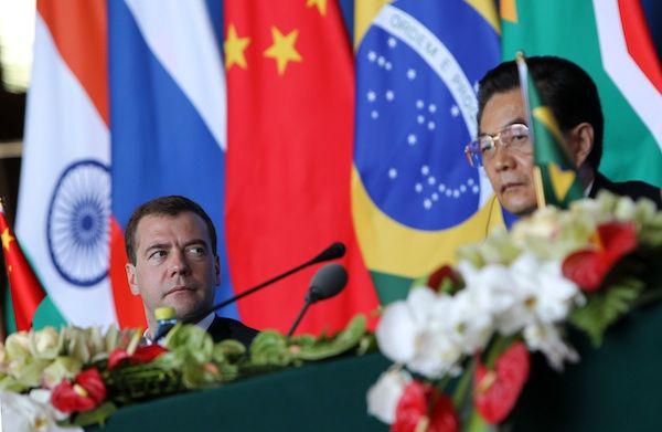 Prezydent Rosji Dmitrij Miedwiediew i prezydent Chin Hu Jintao (fot. Bloomberg)