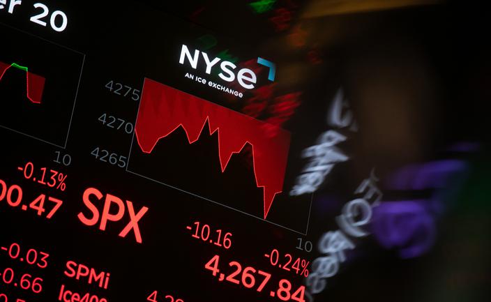 Akcje i obligacje staniały na Wall Street po burzliwej sesji