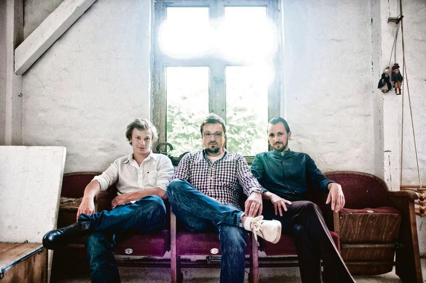 NOWY WIZERUNEK CMENTARZA: Estetyczna propozycja dla rynku funeralnego zyskała uznanie na lokalnych konkursach dla start-upów. Teraz założyciele Aeon Form — Robert Kowalczyk, Dominik Sędzicki i Aleksander Bielawski — zaprezentują się na arenie międzynarodowej w finale konkursu „Creative Business Cup”. [FOT. ARC]
 
 