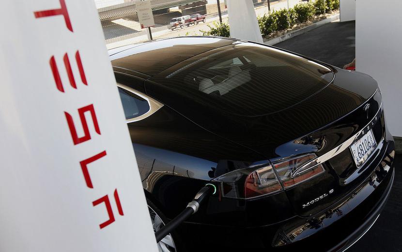 Tesla Model S w czasie ładowania