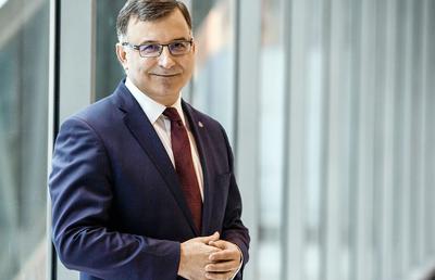 NIERÓWNA PRZEWAGA: PKO BP, kierowane przez Zbigniewa Jagiełłę, bije konkurencję liczbą kont osobistych. Dużo mniejszy dystans dzieli jednak rywali pod względem liczby użytkowników bankowości mobilnej i posiadaczy kart kredytowych.