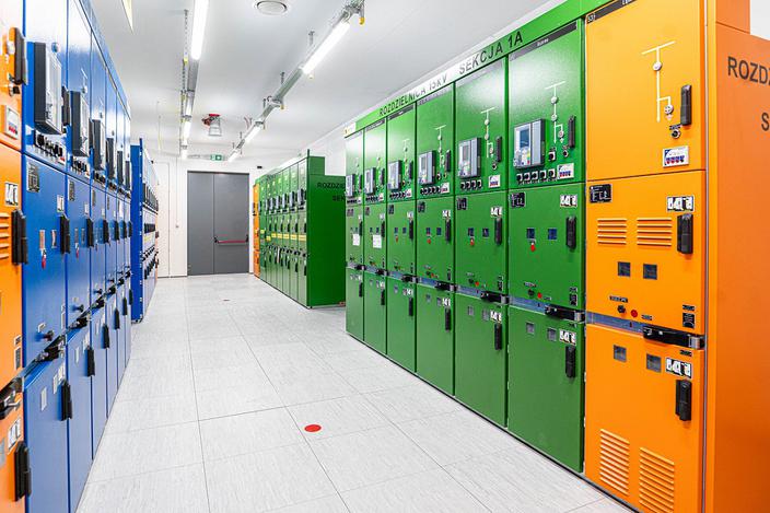 Przebudowa i modernizacja sieci dystrybucyjnej w sposób umożliwiający sprawne przesyłanie energii w ramach systemu opartego na rozproszonych źródłach zeroemisyjnych lub niskoemisyjnych wymaga olbrzymich nakładów, dlatego PGE Dystrybucja wykorzystuje wszelkie dostępne źródła dofinansowania inwestycji tego typu.
