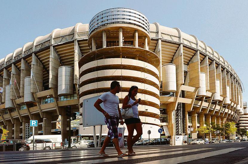 Real Madryt, przez dekady uznawany za pupilka hiszpańskich rządów, w 2011 r. dostał od miejskich władz grunty wokół stadionu Santiago Bernabeu, dzięki czemu mógł rozbudować komercyjną część kompleksu. Komisja Europejska podejrzewa, że miasto zawyżyło swoje długi wobec klubu, by móc oddać mu całość gruntów. [FOT. BLOOMBERG]
 