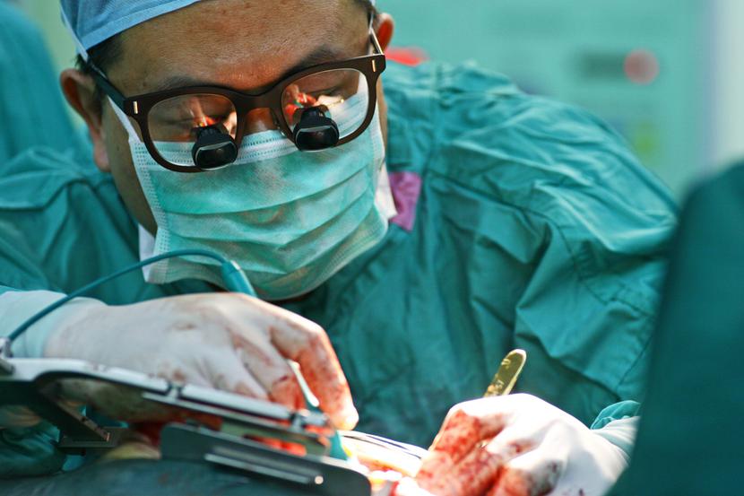Chirurg, który zaszył w brzuchu pacjenta dwie serwety chirurgiczne, został uniewinniony. 
