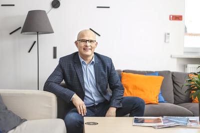 Według Grzegorza Kuczyńskiego, prezesa Unity Group, pandemia sprawiła, że e-sklepy codziennie muszą mierzyć się z obsługą takiego ruchu, jaki wcześniej zdarzał się tylko kilka razy w roku, przy okazji szczytów zakupowych. Oznacza to okazję do żniw dla dostawców rozwiązań informatycznych, którzy optymalizują pracę systemów.