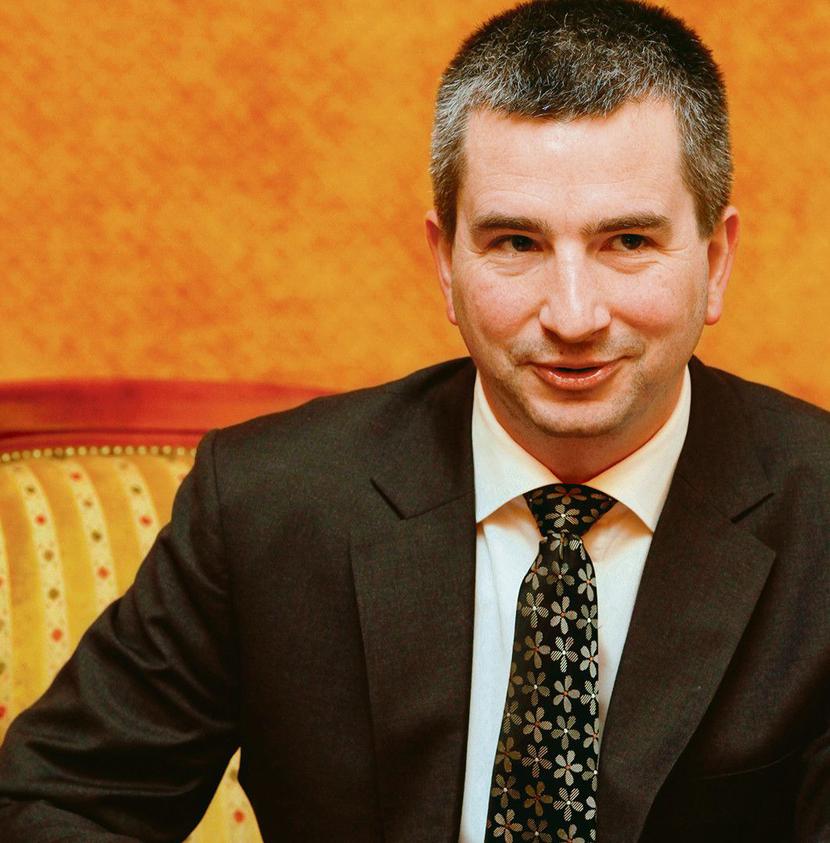 NOWY REJESTR, MNIEJSZY DEFICYT:
 Centralny Rejestr Dłużników, który ma gromadzić
 zobowiązania podatkowe, przyczyni
 się do zmniejszenia deficytu budżetowego.
 Jak? Zagrożenie upublicznienia zaległości
 mobilizować będzie dłużników do dobrowolnej
 spłaty zobowiązań — przekonuje
 Ministerstwo Finansów, którym kieruje
 Mateusz Szczurek. [FOT. WM]