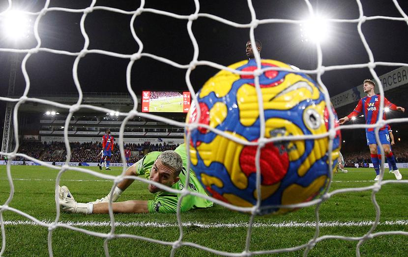 Selhurst Park, Londyn, Wielka Brytania, 1 stycznia 2022 r. Piłka nożna— Premier League — mecz Crystal Palace z West Ham United. Michail Antonio z West Ham United strzelił pierwszego gola, pokonując Vicente Guaita z Crystal Palace.
