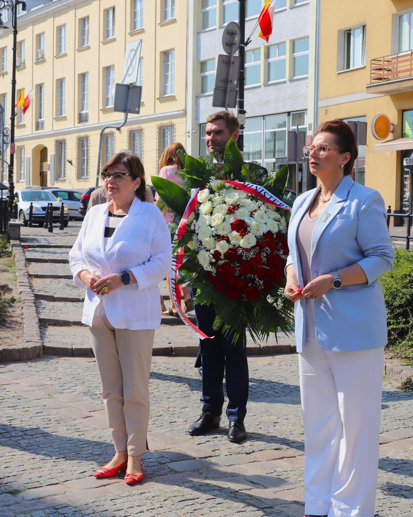 Izabela Leszczyna przed pomnikiem Małego Powstańca