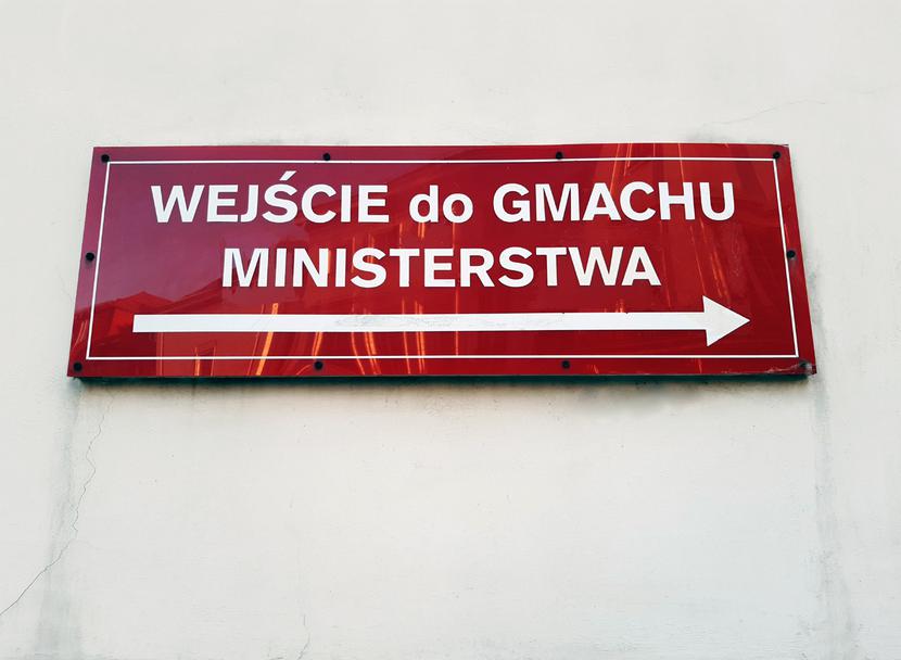 Zatrudnienie na etatach w MZ wynosiło 5 marca 2024 r. 866,40 etatów - podało ministerstwo. Zatrudnienie na etatach w MZ wynosiło 5 marca 2024 r. 866,40 etatów - podało ministerstwo.