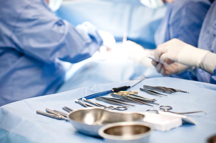 Dwa lata temu dziewczynka przewróciła się i doznała urazu żuchwy. Na niej zaczęła rosnąć narośl. Dziś dziewczyna wymaga złożonego zabiegu operacyjnego.
