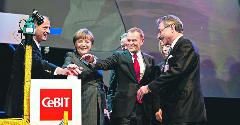 TARGOWY SOJUSZ: Przedwczoraj ruszyły największe targi informatyczne świata CeBIT, których Polska jest oficjalnym krajem partnerskim. O randze imprezy świadczy to, że oficjalnego otwarcia dokonała Angela Merkel, kanclerz Niemiec, i premier Donald Tusk. [FOT. M. ŚMIAROWSKI – KPRM]