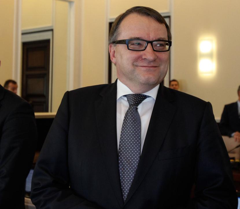 WYROZUMIAŁY MINISTER: Urząd
 Zamówień Publicznych oraz Krajowa Izba
 Odwoławcza stwierdziły, że w sprawie
 elektronicznych kajdanek Ministerstwo
 Sprawiedliwości naruszyło prawo zamówień
 publicznych i ustawę o dyscyplinie finansów
 publicznych. Decyzją Marka Biernackiego,
 szefa resortu, nikt za to nie poniósł jakichkolwiek
 konsekwencji. [FOT. WM]
