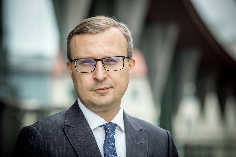 Z tarczą: