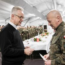 O kapelanach w&nbsp;wojsku. Wsparcie, którego nie widać na&nbsp;defiladach