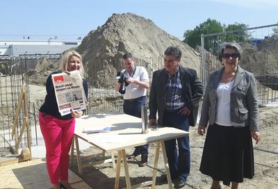 Już historia. Właściciele dr Ireny Eris wmurowali kamień węgielny pod rozbudowę fabryki. Na dowód daty wydarzenia oprócz aktu erekcyjnego budowy - wydanie Pulsu Biznesu z tego dnia.