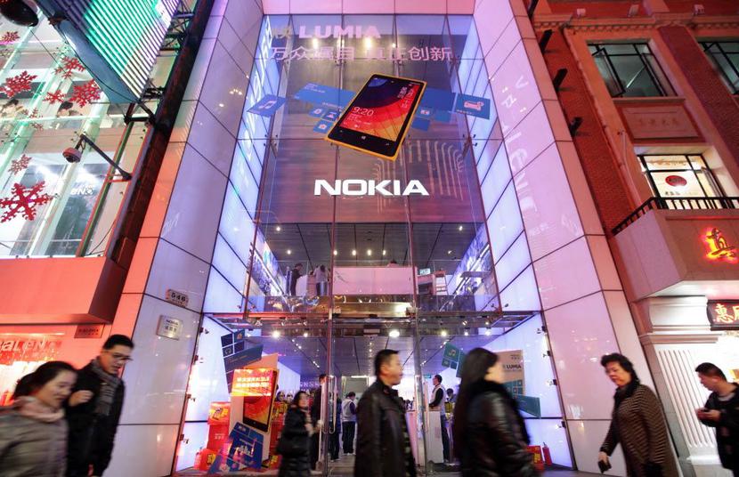 Nokia, fiński producent urządzeń mobilnych, zdecydował się na zamkniecie swojego największego na świecie sklepu, który zlokalizowany był w Szanghaju (Fot. Bloomberg) 