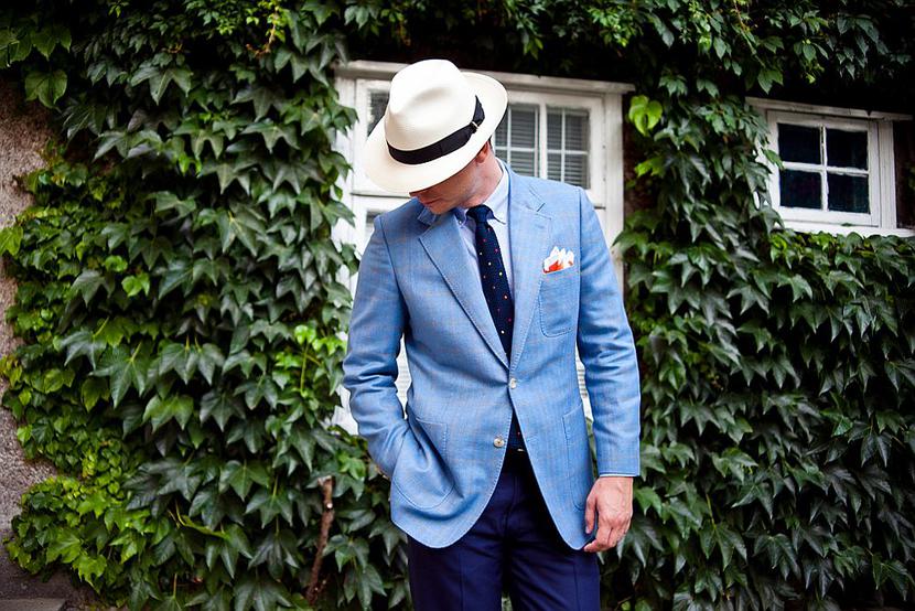 Roman Zaczkiwicz w marynarce z mieszanki wełny/jedwabiu/lnu na lato w kratkę windowpane, ze sportowymi nakładanymi kieszeniami, dzierganym krawatem typu knit, z dzierganą poszetką, w koszuli button down, spodniach z tropiku i w kapeluszu panama [Fot. Agnieszka Wanat]