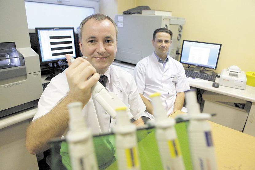 Laboratorium Genetyczne Uniwersyteckiego Szpitala Klinicznego w Łodzi to jedno z czołowych laboratoriów genetycznych na świecie. Na zdjęciu prof. Wojciech Młynarski (z lewej) z kierownikiem Zakładu Genetyki Klinicznej dr hab. n. med. Maciejem Borowcem. 