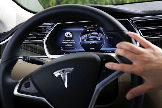 W środku aut Tesla sporo jest elektroniki FOT. Bloomberg