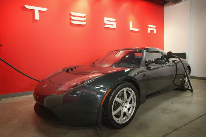 Tesla Roadster pierwszej generacji, model z 2011 r. Tesla Roadster pierwszej generacji, model z 2011 r.