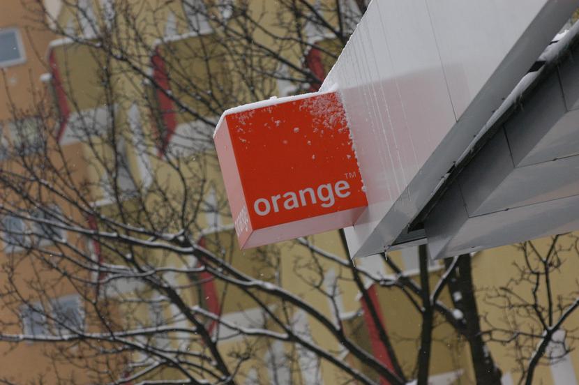 Orange, kaseton z logo