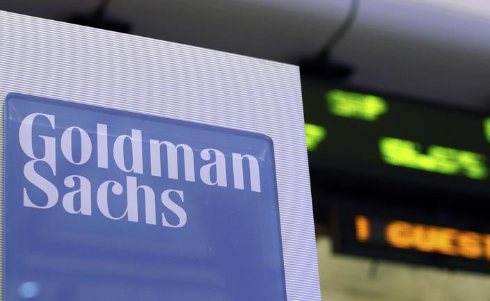 Goldman Sachs twardo broni prognozy 4900 USD za uncję złota