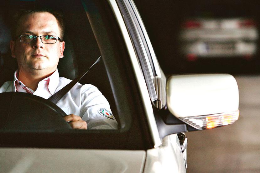 Kiedy wprowadzano przepisy dotyczące czasu pracy kierowców tirów, podniesiono larum. Dzisiaj żadna firma transportowa nie wycofałaby się z tych przepisów, bo widzą wynikające z nich korzyści. Podobnie jest z flotami osobowymi, tylko że tu nie ma żadnych przepisów, a największe ryzyko wypadku ze skutkiem śmiertelnym dotyczy właśnie transportu — mówi Sylwester Pawłowski z firmy SafetyLogic. [FOT. GK]