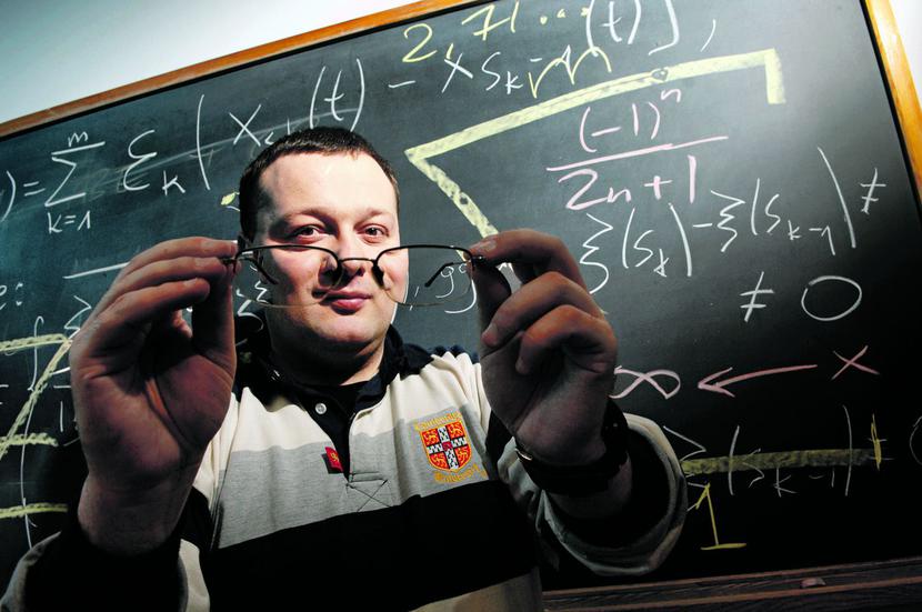 GRA W GRAFEN: Centrum Zastosowań Matematyki i Inżynierii Systemów PAN, którym kieruje Kamil Kulesza, zbudowało platformę
 www.lem-nano.pl. Każdy z jej zarejestrowanych użytkowników może obstawiać, jakie są szanse na wykorzystanie grafenu w różnych
 dziedzinach gospodarki. [FOT. CZMIIS PAN]
