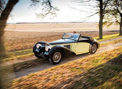 Według indeksu Knight Frank, wartość kolekcjonerskich samochodów wzrosła 467 proc. w 10 lat. Na bugatti 57S z 1937 r. (fot. powyżej) wydać trzeba jednak 7,7 mln USD, a bentleya starczy 11,5 tys. USD, o ile mowa o zabawce na pedały.