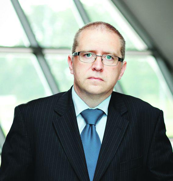 MARŻE ZE SZKŁA: NordGlass, kierowany przez Grzegorza Łajcę, produkuje szyby w zakładach w Koszalinie i Słupsku. Konkurenci przywożą je aż z Dalekiego Wschodu, a mimo to są w stanie sprzedawać taniej. Rozwiązanie? Więcej własnych punktów serwisowych. [FOT. ARC]