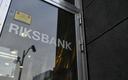 Riksbank znów tnie stopy