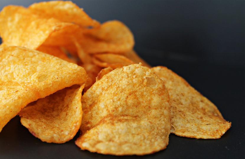 Częste podjadanie chipsów może niekorzystnie wpływać na zdrowie psychiczne.