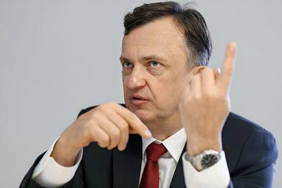 Wraz z medialnymi doniesieniami o koronawirusie i wprowadzoną w dużych chińskich miastach kwarantanną popyt na maseczki i inne jednorazowe artykuły ochronne gwałtownie wzrósł. Dla takich firm, jak kierowany przez Wiesława Żyżnowskiego Mercator, to szansa na szybki wzrost sprzedaży i zdobycie rynków, na które przestają trafiać dostawy chińskich konkurentów. Niepewność jest jednak duża.