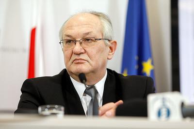Agencja Nieruchomości Rolnych, której prezesem jest Waldemar Humiecki, ma na ten rok zarezerwowane 300 mln zł na realizacje prawa pierwokupu. 52 mln zł z tej puli chce wykorzystac na kupno akcji Krajowej Spółki Cukrowej.