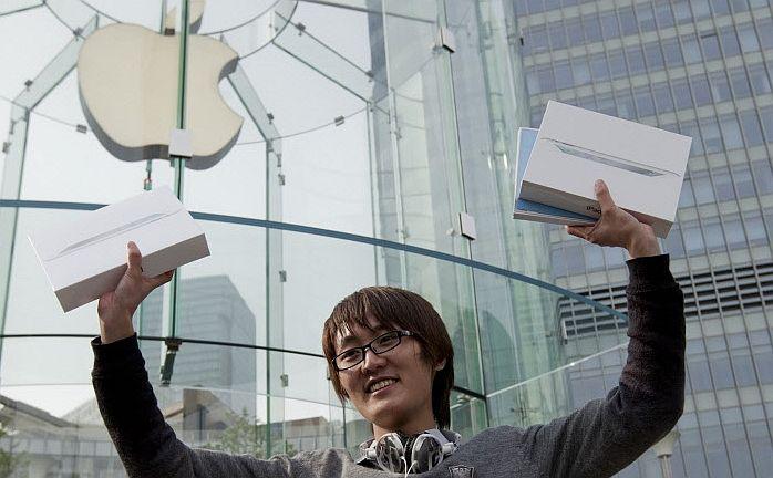 Pierwszy klient, który kupił iPada 2 w Szanghaju (fot. Bloomberg)
