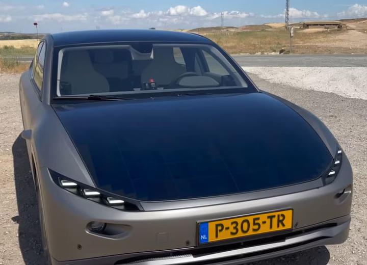 Holenderski startup rozpoczął seryjną produkcję auta solarnego