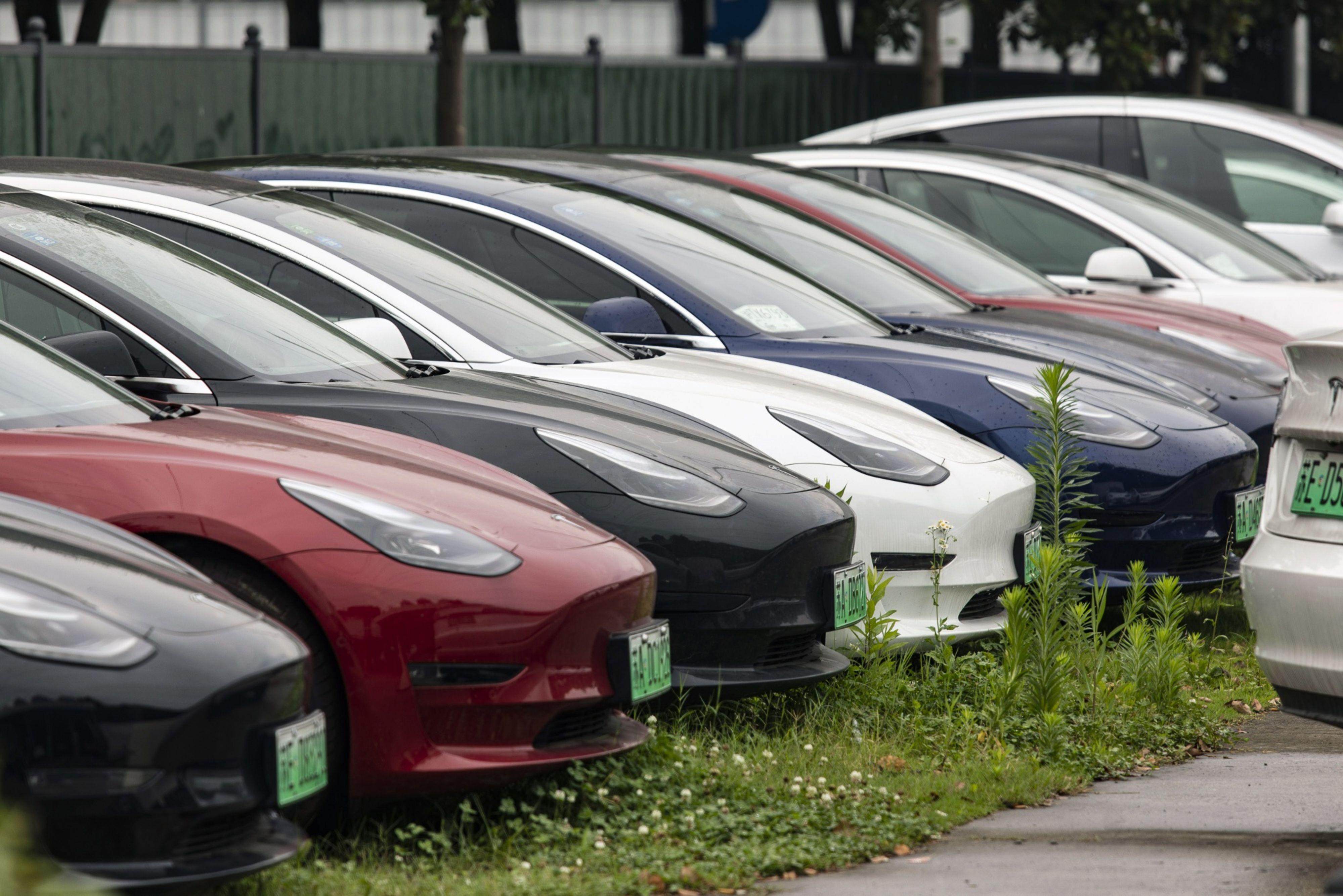 Tesla wycofała 120 tys. pojazdów. Ryzyko przypadkowego odblokowania drzwi  kabiny - Puls Biznesu 