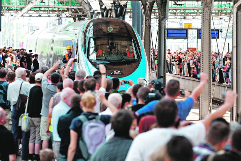 PENDOLINO
 JEST NASZE:
 Pasażerowie nie
 rozróżniają przewoźników
 kolejowych,
 choć mamy
 ich w Polsce ledwie
 kilku. PKP umieściły
 więc swoje logo
 na Pendolino, bo
 coraz silniej chcą
 promować grupowe
 marki i wizerunek.
 [FOT. TW]
