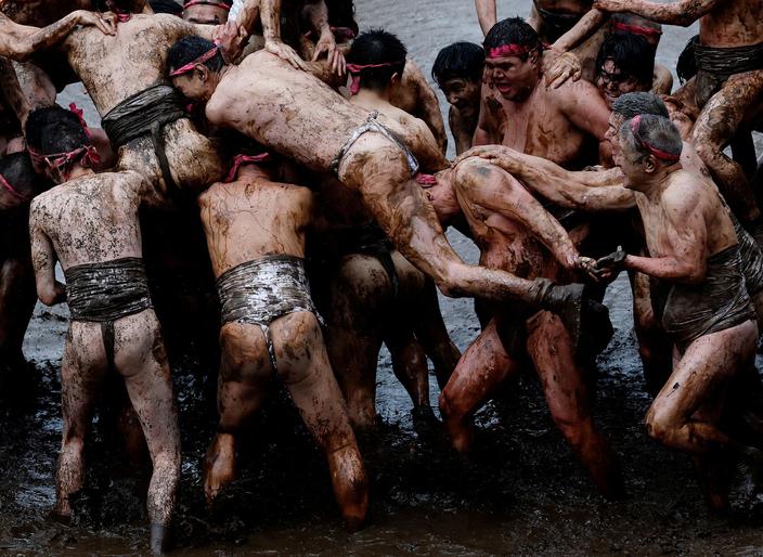 Festiwal Warabi Hadaka Matsuri (Festiwal Nagusów). Tradycja walk w błocie liczy około 200 lat i jest kultywowana w nadziei na obfite zbiory. Yotsukaidō, prefektura Chiba, Japonia, 25 lutego 2026 r.