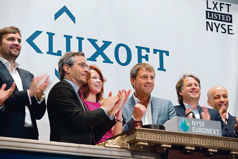 Dzwonek na NYSE wygląda inaczej niż na GPW — na zdjęciu Dmitrij Loszinin, prezes Luxoftu, „dzwoni”. Drugi od lewej stoi Larry Liebowitz z NYSE. Ostatni po prawej — nasz człowiek w Luxofcie — Przemek Berendt, wiceprezes ds. globalnego marketingu. [FOT. ARC]
 
 