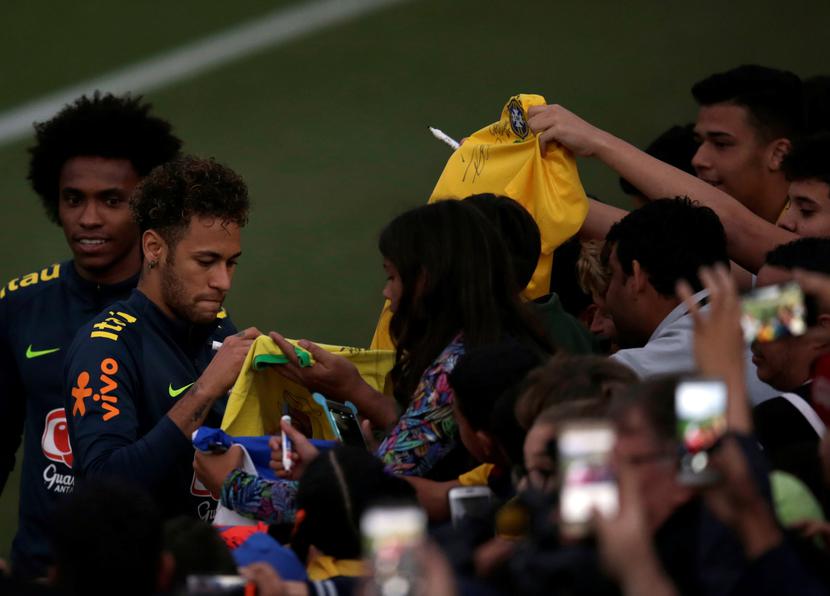 Neymar w otoczeniu fanów