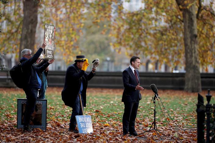 Protestujący zakłócają wywiad telewizyjny udzielany przez Roberta Jenricka, brytyjskiego ministra sprawiedliwości w gabinecie cieni. Londyn, Wielka Brytania, 12 listopada 2025 r.