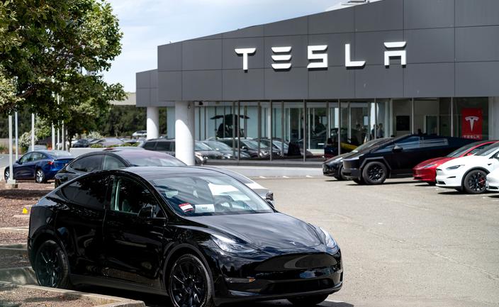 Tesla obniża plan inwestycji. Pod znakiem zapytania robotyka i AI