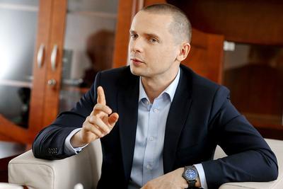 Mózgiem całej operacji podziału umowy na utrzymanie największego krajowego systemu IT, czyli KSI  między dwóch konkurujących wykonawców był Krzysztof Dyki, do niedawna wiceprezes ZUS