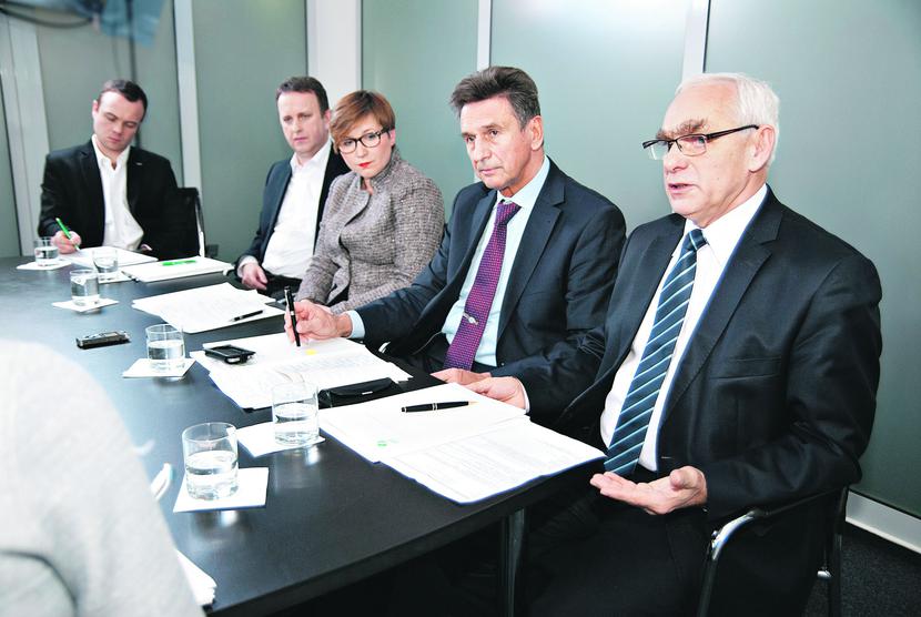 EDUKACJA NA PIĄTKĘ:
 Tylko w zakresie edukacji
 z gospodarki odpadami
 samorządy dobrze się wywiązały.
 Debata „Pulsu Biznesu”
 i Green Cross Poland wykazała,
 że realizacja nowego systemu
 pozostawia wiele do życzenia.
 [FOT. ARC]