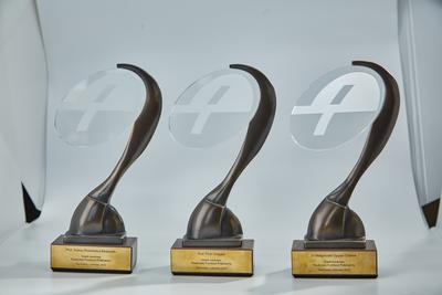 Statuetki dla laureatów XVIII edycji konkursu Naukowej Fundacji Polpharmy