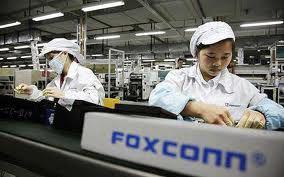 Wydawać się może, że Foxconn, tajwański partner Apple zatrudniający 1,5 mln pracowników, produkuje iPady w zadziwiająco szybkim tempie. Nic bardziej mylnego. Proces produkcji najpopularniejszego tabletu świata trwa 5 dni i wymaga 325 par rąk