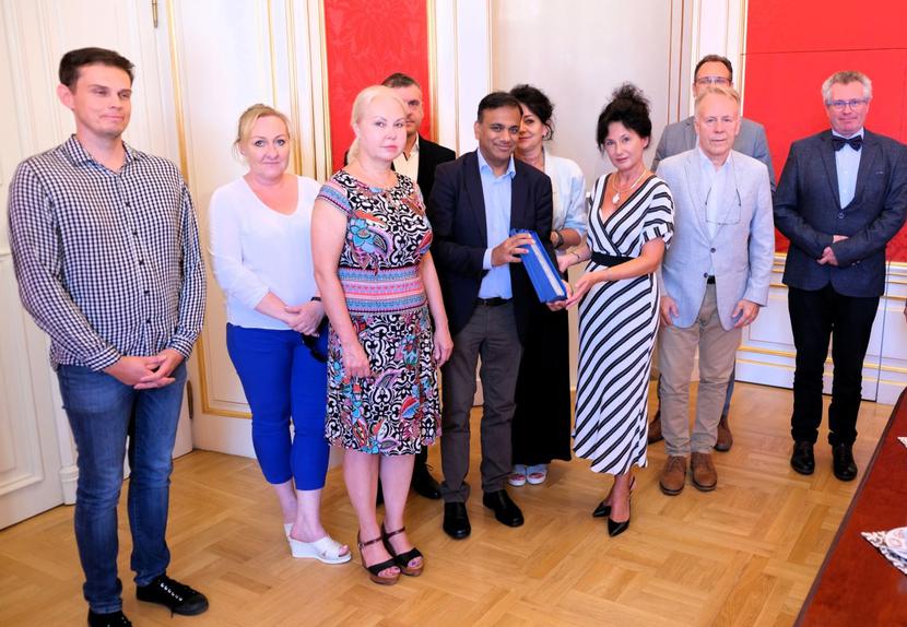 Ambulatorium przy I Klinice Nefrologii i Transplantologii z Ośrodkiem Dializ UMB jest największym ośrodkiem dializy otrzewnowej w Polsce. Ambulatorium przy I Klinice Nefrologii i Transplantologii z Ośrodkiem Dializ UMB jest największym ośrodkiem dializy otrzewnowej w Polsce.