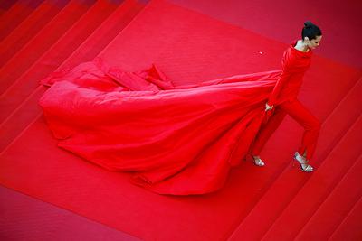 Modelka i influencerka Marta Lozano w sukni od Lorenzo Caprile pozuje na czerwonym dywanie podczas 74. Festiwalu Filmowego w Cannes przed pokazem filmu„The Story of My Wife” w reżyserii Ildikó Enyedi, który walczy o Złotą Plamę w konkursie głównym. 14 lipca 2021 r.