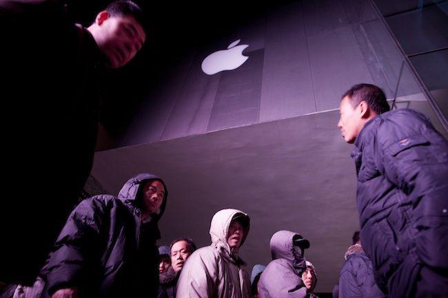 Klienci przed sklepem Apple w Chinach (fot. Bloomberg)
